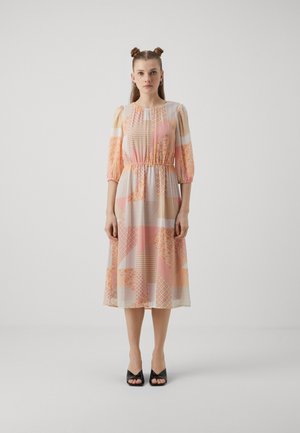 VIBINE O NECK 3/4 SLEEVES MIDI DRESS - Dienas kleita - bleached apricot/birch