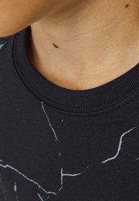 Jack & Jones Performance JJKEY LOOSE TEE CREW JNR - T-shirts med print - black