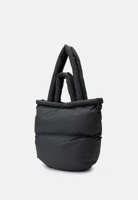 Saco tote preto em material acolchoado, com duas alças torcidas, uma textura suave e um fundo arredondado com uma ampla abertura.