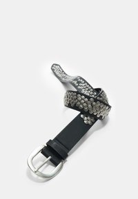 Črni usnjen pas z namestitvijo srebrnih kovinskih kroglic, ki ima klasično srebrno sponko. Pas je fleksibilen in teksturiran, z edinstvenim dizajnom s kroglicami.
