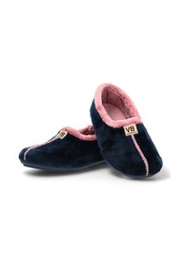 Zapatillas de casa de felpa en color marino con forro rosa, que presentan un detalle de costura rosa y una etiqueta de marca en el lateral. Diseño ligero y de espalda cerrada.