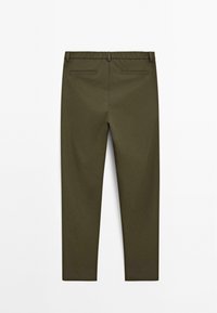 Pantalons ajustés vert olive avec taille élastique et deux poches passepoilées à l'arrière, présentés à plat sur un fond blanc.