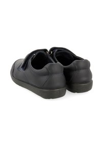 Zapatos de cuero azul marino oscuro con punta redonda, correa de velcro, interior acolchado y suela de goma negra texturizada. La vista trasera muestra detalles de costura.