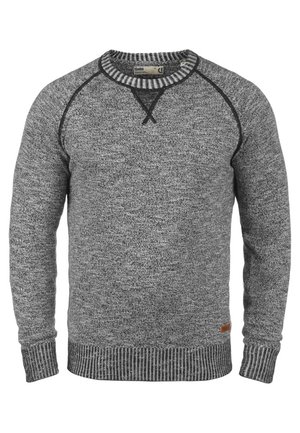 Šedý pletený svetr s texturovaným povrchem, se pruhovaným výstřihem a žebrovanými manžetami a lemem. Uvolněný střih s raglánovými rukávy.