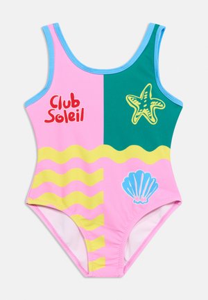 Bērnu viengabala peldkostīms ar rozā un zaļas krāsas laukumiem, zilu apmali, uzrakstu "Club Soleil", dzelteniem viļņiem, dzeltenu jūras zvaigzni un zilu jūras gliemežvāku.