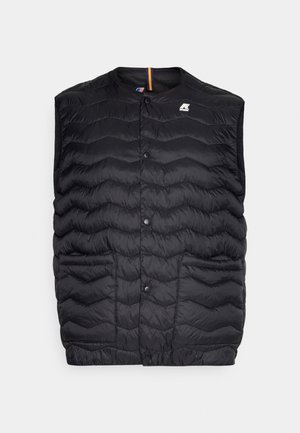 Sort quiltet vest uden ærmer med trykknapper, rund krave, to lommer foran og et lille hvidt logo på øverste venstre bryst.