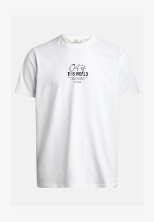 Bílé tričko s krátkými rukávy s černým nápisem "Out of THIS WORLD" a menším popisným textem uprostřed přední části, s kulatým výstřihem.