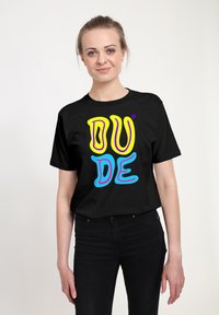 Černé tričko s nápisem "DUDE" ve jasně žluté, růžové a modré stylizované grafice. Krátké rukávy a klasický střih.