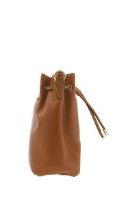 Sac seau en cuir marron avec fermeture à cordon, quincaillerie en ton doré et texture lisse. Il a une forme douce et des détails de couture minimaux.