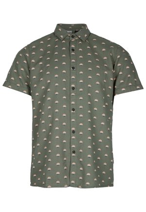 Camisa de manga corta de color verde oliva con botones y pequeños patrones de semicirculos rosas y blancos distribuidos de manera uniforme sobre la tela.