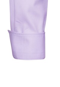 Polsino di camicia lavanda realizzato in tessuto testurizzato, con una piega netta e cuciture precise. Il polsino ha una finitura liscia e bordi arrotondati.