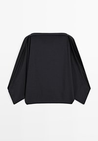 Czarny top z długim rękawem o luźnym kroju, z szerokim dekoltem w łódkę i opadającymi ramionami. Miękka, gładka tkanina w jednolitym kolorze.