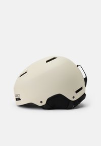 Bijeli mat kaciga s ventilacijskim otvorima, podesivim stražnjim trakama i crnim unutarnjim oblogom. Zaobljen dizajn za zaštitu.