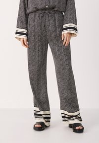 Zwart-witte visgraat pyjamabroek met een trekkoord in de taille en gestreepte boorden, met een ontspannen pasvorm en een zachte stof. 