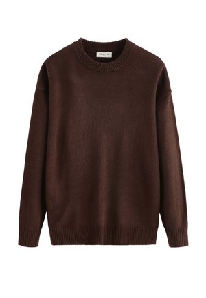 Pull en tricot marron avec col rond, manches longues, poignets et ourlet côtelés ; le tissu semble doux avec une texture lisse et une coupe régulière.