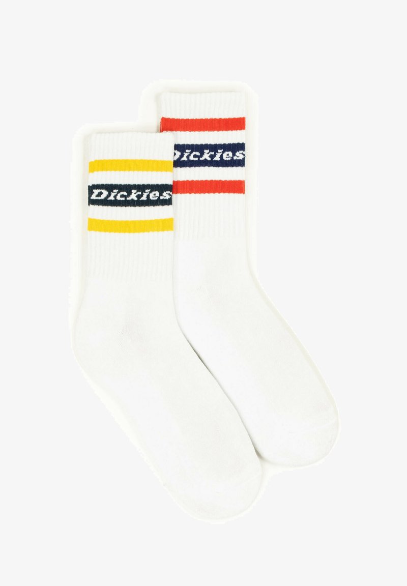 Weiße Crew-Socken mit gerippter Textur, die marineblaue, gelbe und rote Streifen an den Bündchen aufweisen. "Dickies"-Logo auf jeder Socke.