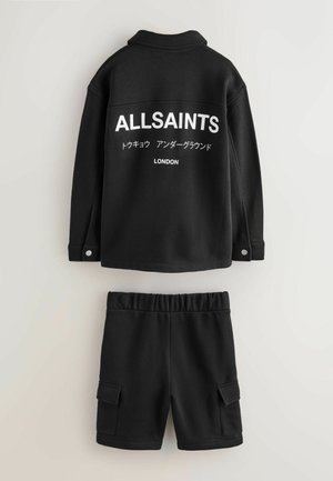 Zwarte set van sweatshirt en korte broek, voorzien van een kraagontwerp met het "ALLSAINTS"-logo op de achterkant en cargozakken op de korte broek.