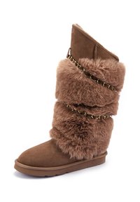 Smeđe čizme s krznom iznutra, s vanjskom površinom od suede, s pahuljastom teksturom i dekorativnim lancem koji obavija vrh. Ravan potplat.