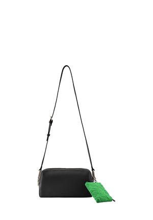 Sac bandoulière rectangulaire noir avec sangle réglable et une pochette verte texturée attachée à un côté.
