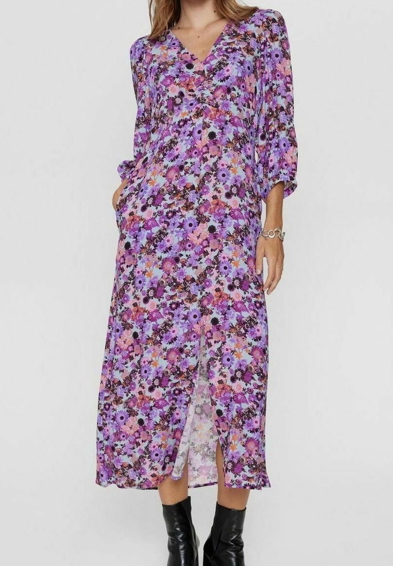 Blommig klänning i lila, rosa och svart med V-ringning, långa ärmar och en sidslits. Lättviktig tyg med en flödande design.