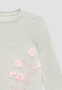 Lichtgrijs langarm babyshirt met roze 3D bloemenapplicatie, gestikte bladeren en geborduurde tekst "Voor altijd meisje" aan de voorkant.
