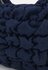 Vero Moda VMHEIDA HAND BAG - Kabelka - black iris