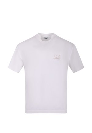 T-shirt bianca a maniche corte con scollo a girocollo e piccolo logo grigio chiaro "C.P. Company" sul petto sinistro.