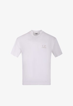 T-shirt bianca a maniche corte con scollo a girocollo e piccolo logo grigio chiaro "C.P. Company" sul petto sinistro.