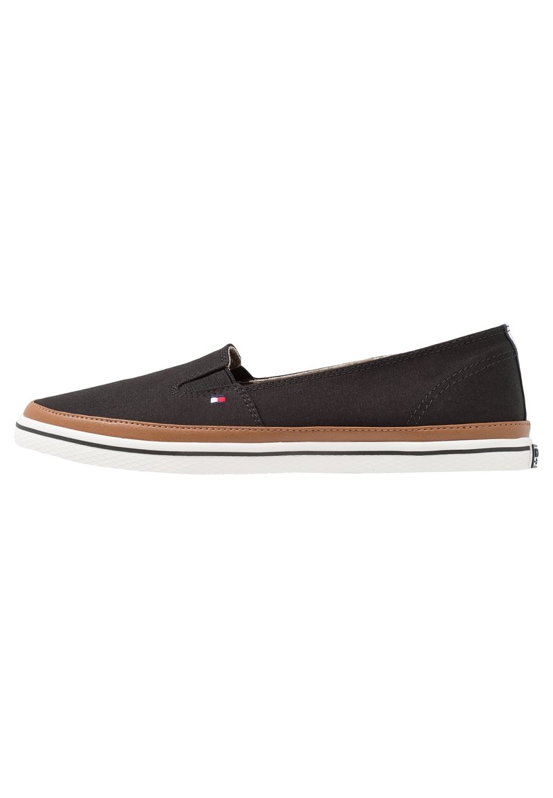 Sneaker nera senza lacci con rifiniture marroni, suola bianca, piccolo logo in tessuto sul lato e pannelli laterali elastici per facilitarne l'indossamento.