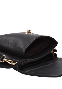 Borsa in pelle nera testurizzata con chiusura dorata, sportello aperto, interno visibile e cerniera dorata su un compartimento.