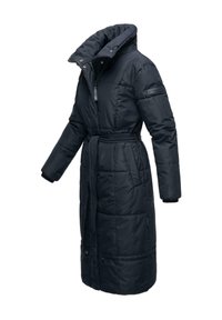 Manteau noir rembourré avec un col haut, des manches longues et une taille ceinturée. Il comporte des poches zippées et un tissu texturé.
