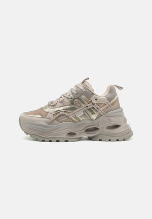 Chunky sneakers met een mix van beige mesh en leren materialen, subtiele metallic accenten en een getextureerde tussenzool met uitsparingen.