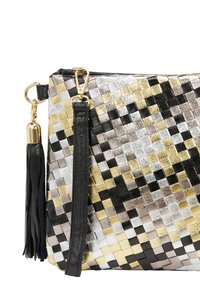 Splotna torebka kopertówka w kolorze czarnym, srebrnym i złotym, z akcentem frędzli i metalicznym wykończeniem w wzór siatki. Zawiera złote okucia.