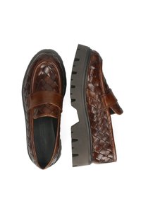 Brązowe, plecione skórzane buty z grubą, żłobioną czarną podeszwą i paskiem na górze. Charakteryzują się teksturowanym, plecionym wzorem dla dodatkowego efektu.
