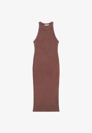 Robe midi sans manches, ajustée, en tissu tricoté marron avec un col rond et sans motifs ni ornements visibles.