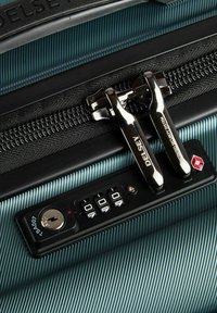 Delsey Paris SHADOW 5.0 4 ROLLEN  80 CM - Trolley - grün