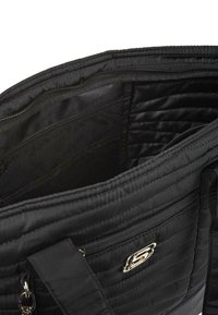 Bolso tote negro acolchado con múltiples bolsillos internos, textura suave y detalles en tono dorado. Diseño espacioso para un uso versátil.