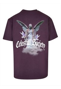 Mørklilla T-shirt med et grafisk motiv af en vinget engel mod skyer, med teksten "Celestial Society" i hvid ovenfor og "Loyal Allies" nedenfor.