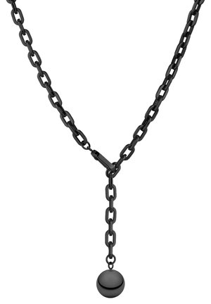 Mustasta metallista ketjukaulakoru, jossa on suorakaiteen muotoiset lenkit ja keskellä roikkuva pallomainen riipus.