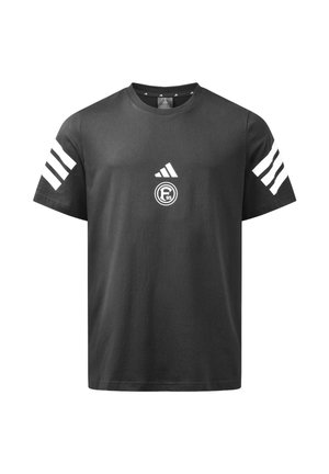 Czarna koszulka Adidas z krótkim rękawem z białymi logo trzech pasków na rękawach i okrągłym emblematem "F 95" poniżej logo Adidas na piersi.