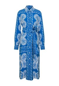 Abito camicia blu con motivi paisley bianchi, maniche lunghe, chiusura con bottoni sul davanti e una cintura legata in vita. Tessuto dalla texture morbida.