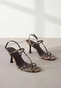 Next SIGNATURE POST - REGULAR FIT - Sandales tongs - snake