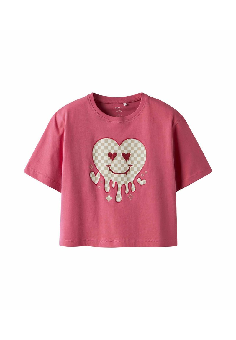 Camiseta corta rosa con un gran gráfico de un corazón a cuadros con bordes goteando, pequeños corazones y acentos brillantes.