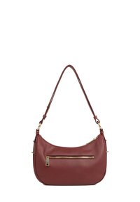 Sac à épaule en cuir rouge foncé avec une forme incurvée, poche zippée dorée à l'avant et fine bandoulière avec une quincaillerie dorée.