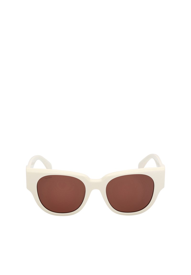 Sunglasses med vit plastram och bruna tonade linser, med rektangulär form och slät yta med lätt detaljer på sidorna.