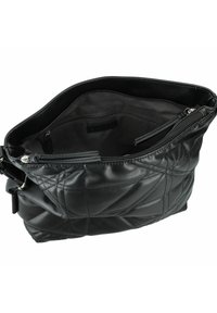 Sac en cuir noir avec texture matelassée, fermeture zippée sur le dessus et bandoulière unique. L'intérieur comporte une poche zippée supplémentaire.
