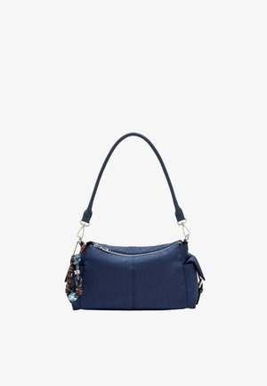 Granatowa torba na ramię z zamkiem błyskawicznym, krótkim paskiem, boczną kieszenią i dekoracyjnym plecionym breloczkiem z niebieską koralikiem.