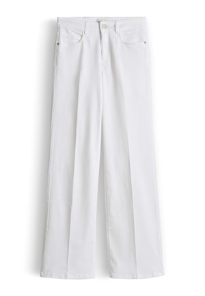 Witte, hooggetailleerde wijde jeans met knopen aan de voorkant, rits, riemlussen en een ontwerp met vijf zakken, gefotografeerd op een witte achtergrond.