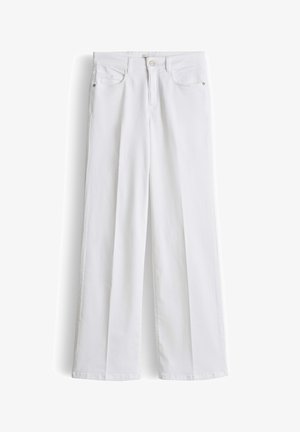 Witte, hooggetailleerde wijde jeans met knopen aan de voorkant, rits, riemlussen en een ontwerp met vijf zakken, gefotografeerd op een witte achtergrond.