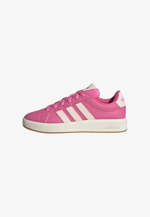 Rosa flacher Adidas-Sneaker mit weißen Streifen, weißer Sohle und rosa Schnürsenkeln, von der Außenseite vor weißem Hintergrund gezeigt.